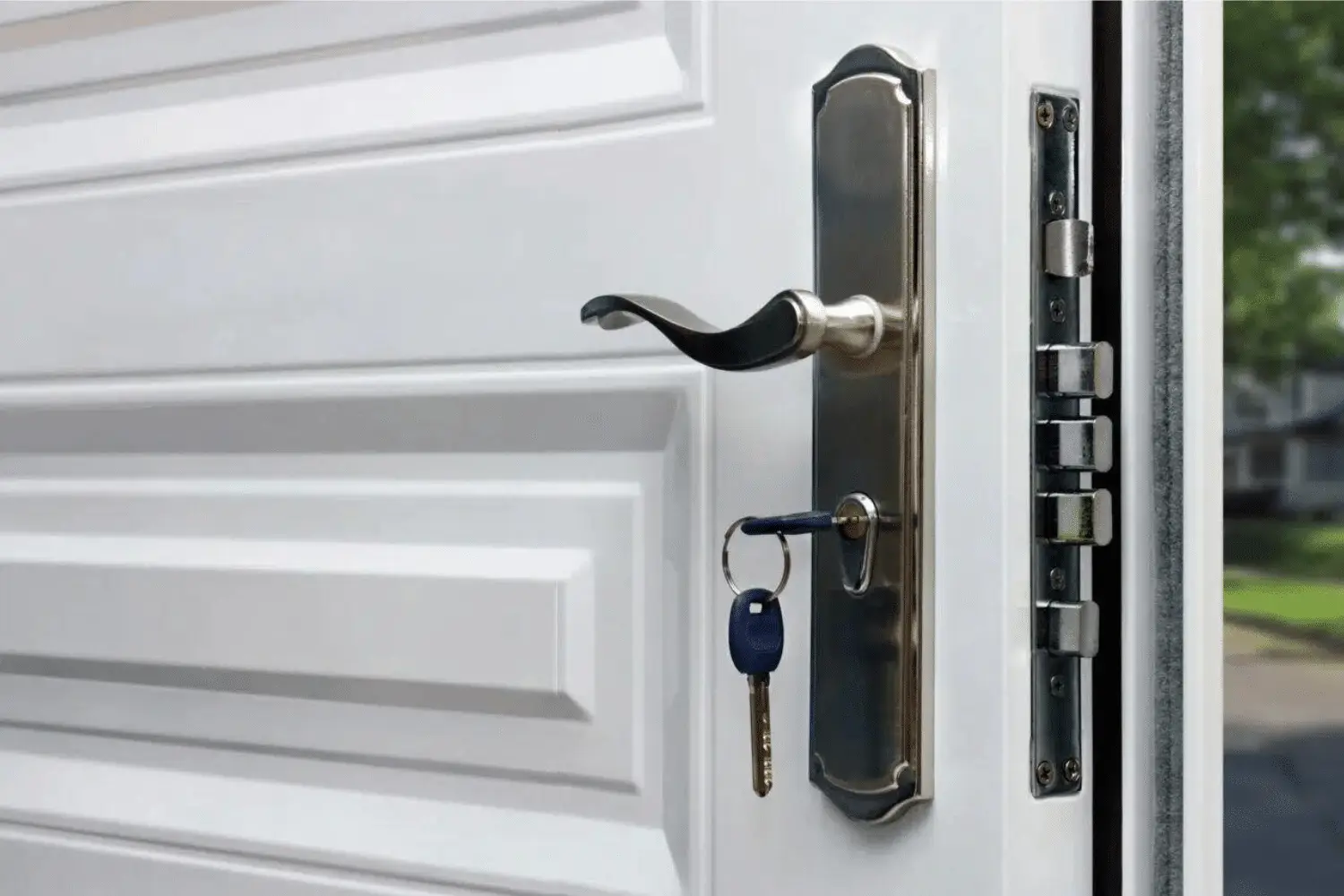 Serrure multipoint haute sécurité avec clé sur porte d'entrée résidentielle