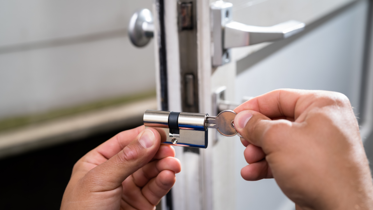 Serrure multipoint installée sur une porte d'entrée à Bruxelles